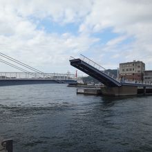 あがっている、はね橋(ブルーウイングもじ)