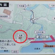 小石川後楽園の大泉水の北西にある丸屋です。白糸の滝の西側です