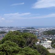 山頂の展望台近くまで舗装された道でも行けます