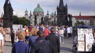 ヴルダヴァ川に架かる美しい橋