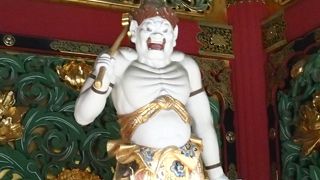 四体の夜叉は、白・赤・青・緑とカラフルで、どこかマンガチック