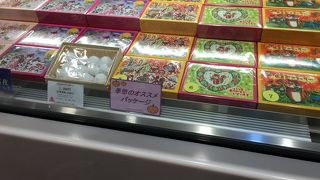 リスのイラストが描かれたパッケージのクッキー