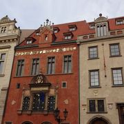 プラハ旧市庁舎のピンクの建物の中に観光案内所があります！