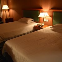 部屋の照明暗すぎ。　荷物が良く見えない。