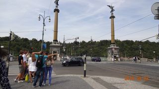 チェフーフ橋の北側に大型バスの駐車場があります！