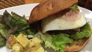 BLTバーガーとグラスワイン ♪