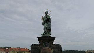 １８世紀にハプスブルグ家のカトリック宣伝に利用された聖人「聖ヤン・ネポムツキーの像」