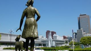 小鹿とともに楽しそうにしている少女が建っています！