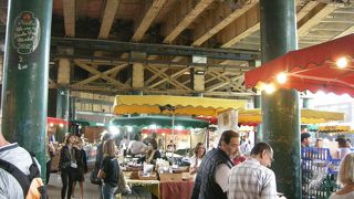 にぎやかなマーケット