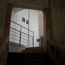 旧建築の保存された階段室ここから２階へ行けます
