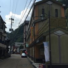 駐車場は少ないので、隣の下った川側に停めます。