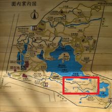 赤枠の中が切石と玉石を組み合わせ唐紋様の小路が続く区域です。