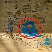 大泉水は、後楽園のほぼ中央にあります。路が周辺を廻っています