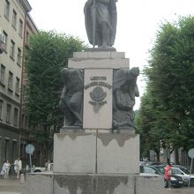 通りの中央にあります。