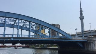 水色のアーチが美しい