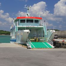 こちらはフェリーです。ハッキリした明るい色が印象的