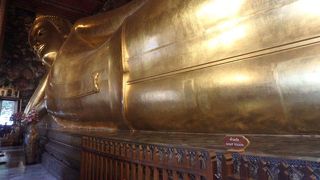 大きな涅槃仏がある