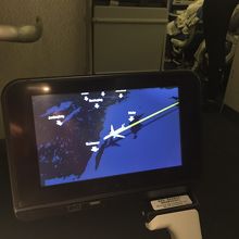 モニターは足元に織り込んで入っているのを立ち上げます