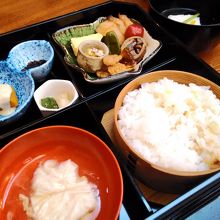 お膳。いわゆる松花弁当