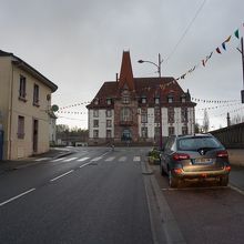 通りの突き当りがバカラ市庁舎