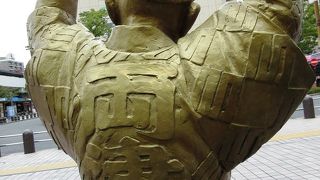 金ぴかお祭り両さん像