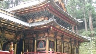 本殿は金ぴかで、見た目から、別名「金閣殿」と言われる