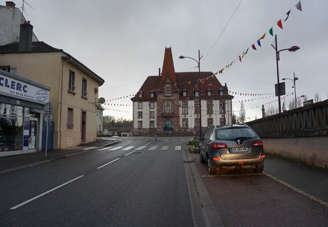 【バカラ】 こじんまりとしたバカラ市庁舎