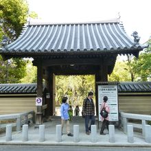 立派な四脚門です