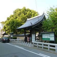 総門の左奥には勅使門が見えます