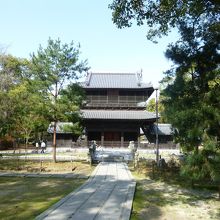 勅使門からまっすぐ進むと山門です