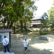 広い境内、向こうに山門が・・・