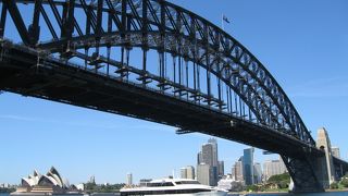 シドニー湾に架かる橋