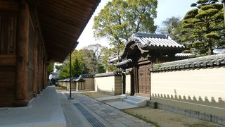 金ぴかぴかのの三世仏を堂内に安置