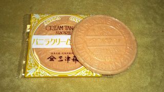 ゴーフルのようなクリームを挟んだ炭酸せんべい