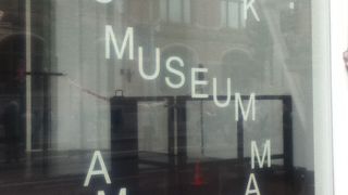 ゴッホ美術館の隣