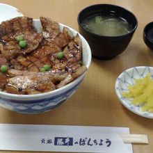 豚丼　竹1,000円と、わかめの味噌汁180円