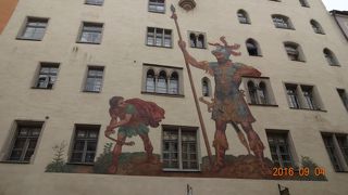 壁面に巨大な絵画！