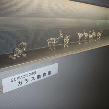 通路にはガラス細工が展示されています。