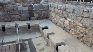 プライベート感ゼロの古代トイレ