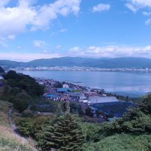 諏訪湖が一望できます。