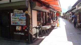 四柱神社の横のとおりです。