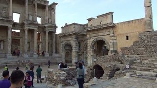 図書館の隣にある重量感のある門です