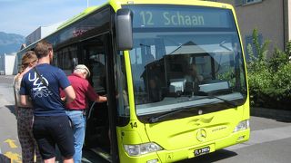 黄色のリヒテンシュタインのバス 
