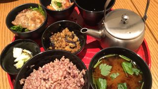 小上がりのシートに寝っ転がりながらマッタリ