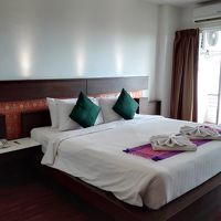 マットレスはちょうど良い硬さ。ベッドサイドにコンセントあり。