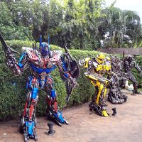 なぜか入口でロボットが並んでお出迎え…。