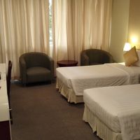 ツインルーム　窓を開けるとドンコイ通り