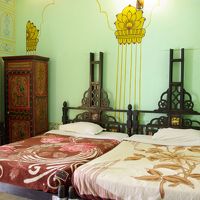 中庭に向いて、ほぼ開かない窓がひとつだけ。閉塞感があります。