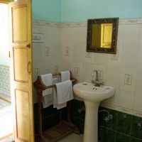 洗面台が狭いので、ちょっと不便。清潔感は○。アメニティなし。