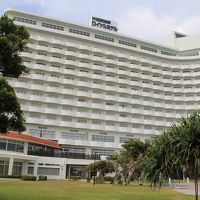 真っ白な建物です